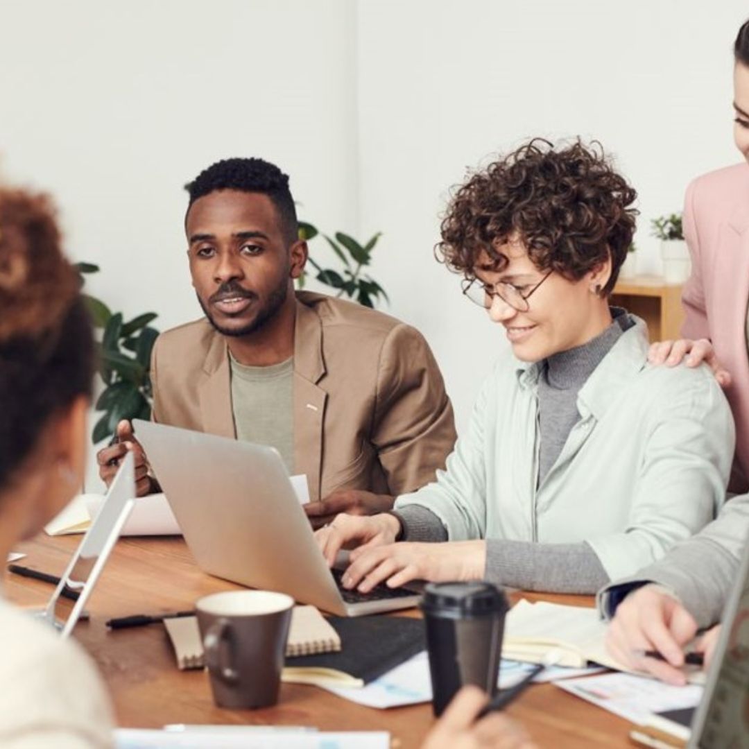 Hvordan Udvikler Man Med Data Mand Og Kvinde Ved Computer